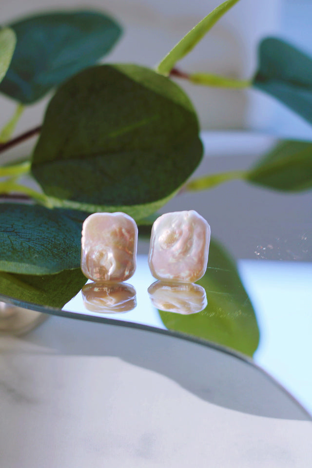 NORA SQUARE PEARL STUDS (NATURAL PEARL) (WATERPROOF)