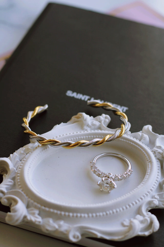 TWIST CUFF BRACELET IN GOLD & WHITE GOLD (WATERPROOF & 18K GOLD PLATED)