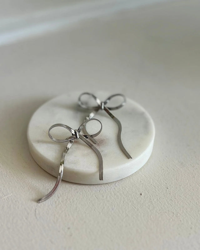BRIT BOW EARRINGS IN WHITE GOLD (WATERPROOF & 18K WHITE GOLD PLATED)