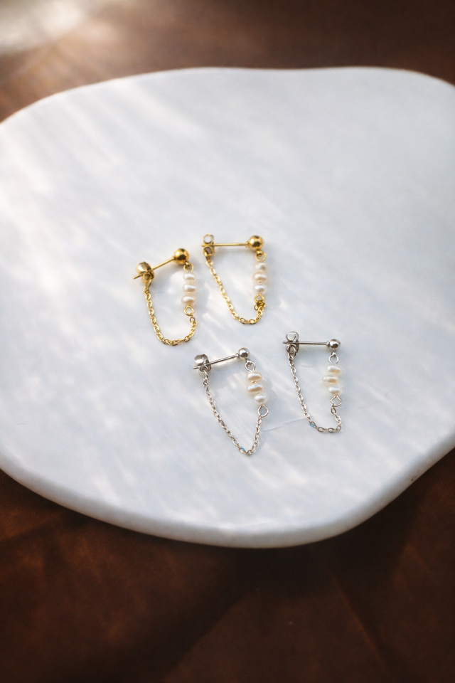 LUMIÈRE PEARL CHAIN EARRINGS (WATERPROOF & 18K GOLD OR WHITE GOLD PLATED)