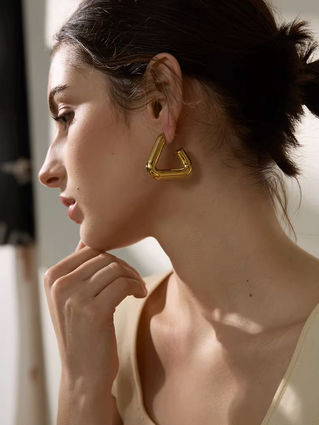 TATUM TRIANGLE EARRINGS IN GOLD (WATERPROOF & 18K GOLD PLATED)